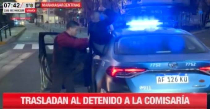 Momento en el que el detenido quiso escapar por la ventana del patrullero.