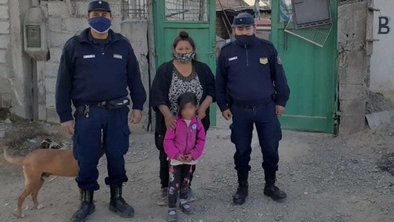 Policías salteños salvaron a una niña de asfixiarse (Policía de Salta)