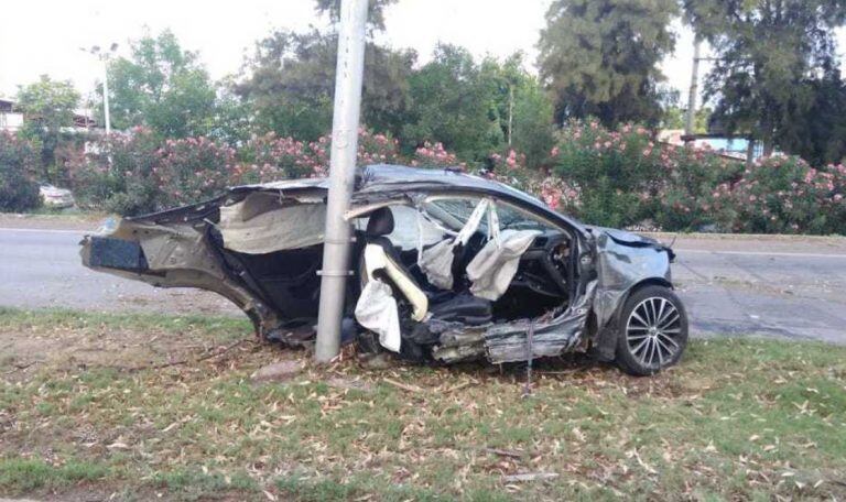 El VW Vento que manejaba Javier Colaiacovo se partió en dos.