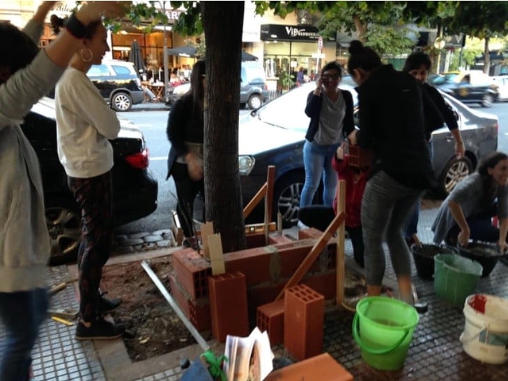 Carolina Gutiérrez y un grupo de mujeres haciendo un cantero en Boedo.