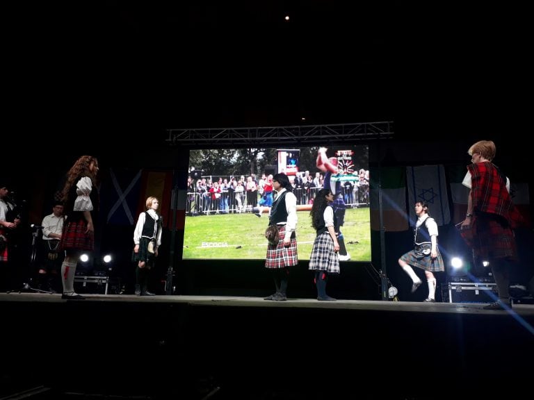 Escocia con sus danzas típicas hicieron homenaje a Argentina e interpretaron Marcha de San Lorenzo