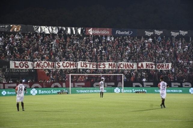 Banderas con amenazas en el Coloso Marcelo Bielsa