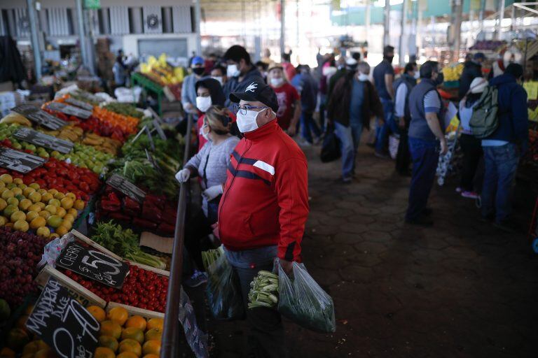 Personas con tapabocas hacen compras en el Mercado Central de Frutas y Verduras del partido de La Matanza, en Buenos Aires (Argentina). (Foto: EFE/Juan Ignacio Roncoroni)