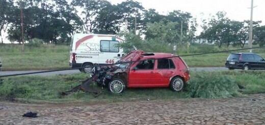 El VW Golf que conducía Slámovits frenó cuando impactó contra un montículo de tierra.