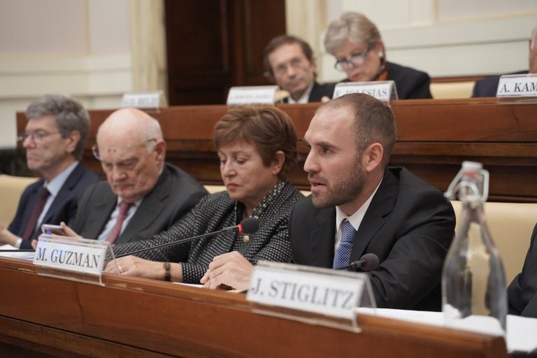 Martín Guzmán junto a la directora del FMI, Kristalina Georgieva. (Foto de archivo, DPA)