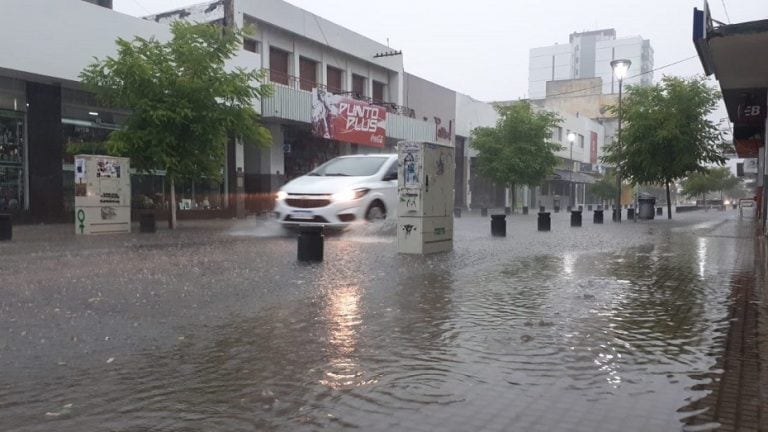 Residuos acumulados y el rápido incremento de las lluvias ocasionaron la acumulación de agua (web).