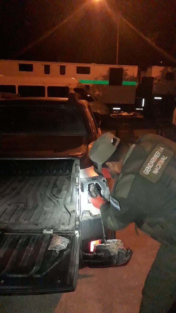 Descubrimiento de los paquetes ocultos en las ópticas traseras. (Gendarmería Nacional)