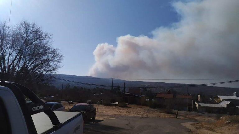 Incendio entre Tanti y Cosquín, cerca de las Cueva de los Pajaritos. (Foto: Bomberos Voluntarios Tanti).