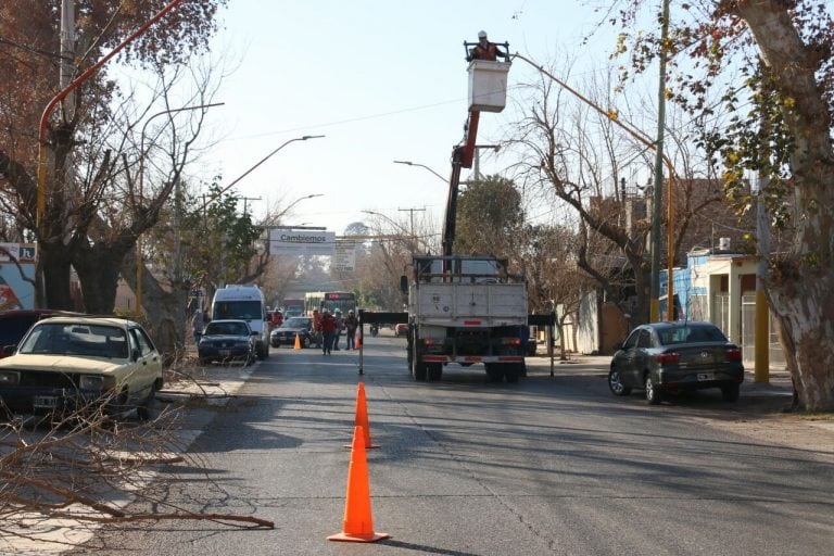 Durante varias horas estuvieron arreglando los postes caídos.