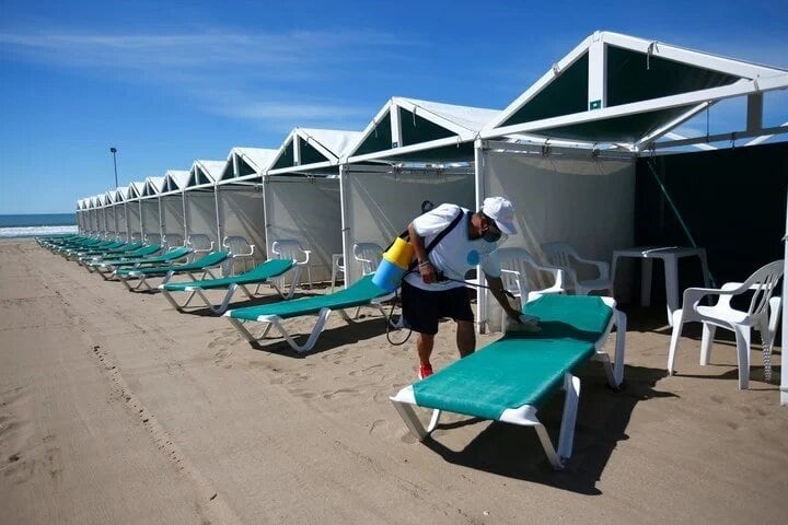 Protocolos para el verano 2021 en la costa argentina. (Télam)