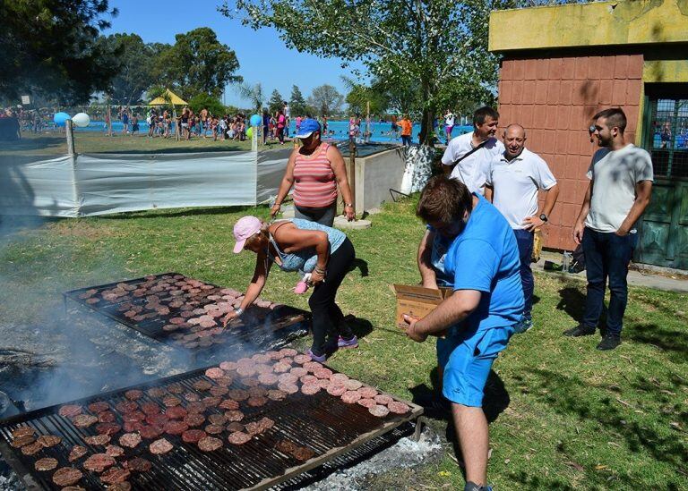 Los asistentes disfrutaron de unas hamburguesas a la parrilla (Municipalidad de Santa Rosa)