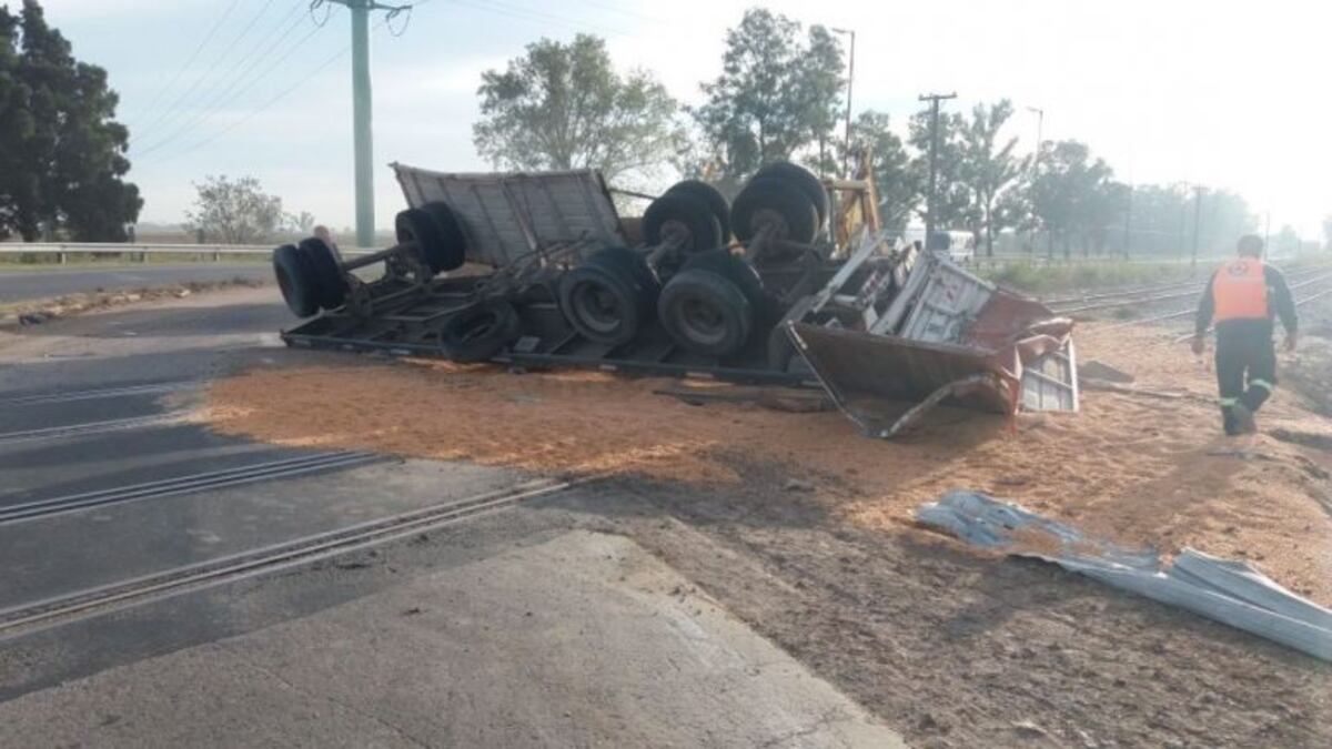 El vuelco de un camión en Pérez obligó a cortar la Ruta 33
