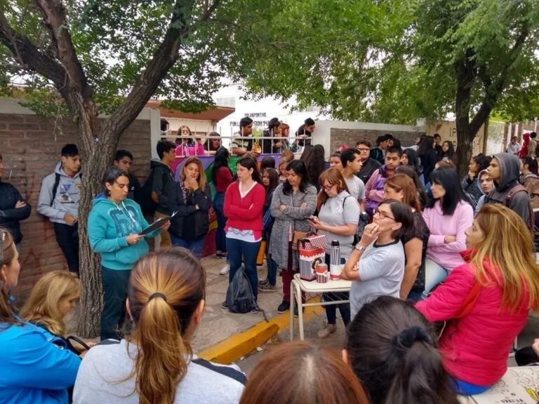 Este martes, en las puertas de la escuela.