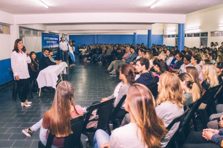 Estudiantes en el inicio del ciclo lectivo del instituto N° 31