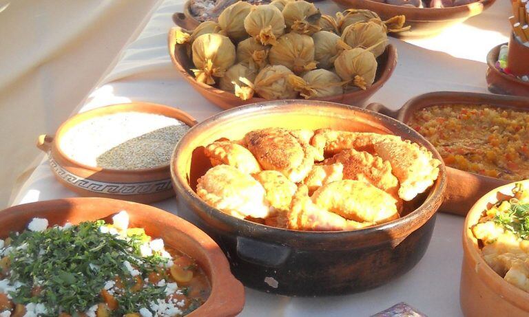 La gastronomía regional también es parte de la celebración popular.