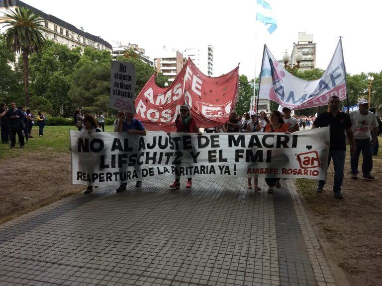 Estatales marcharon hasta la plaza San Martín en rechazo del ajuste y por la reapertura de las paritarias.