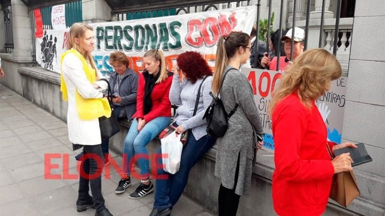 Padres de chicos con discapacidad se movilizaron en Paraná. Fotos: El Once.