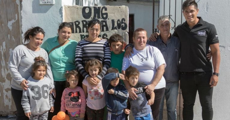 Braian, en la puerta de la ONG Arriba los Pibes.