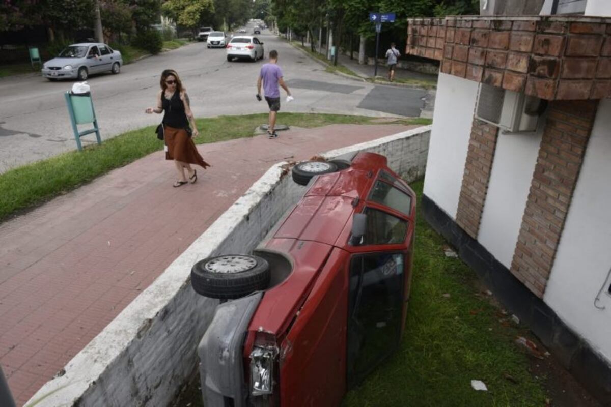 ¿Qué le paso al conductora? Así terminó con un su auto en el jardín de ...