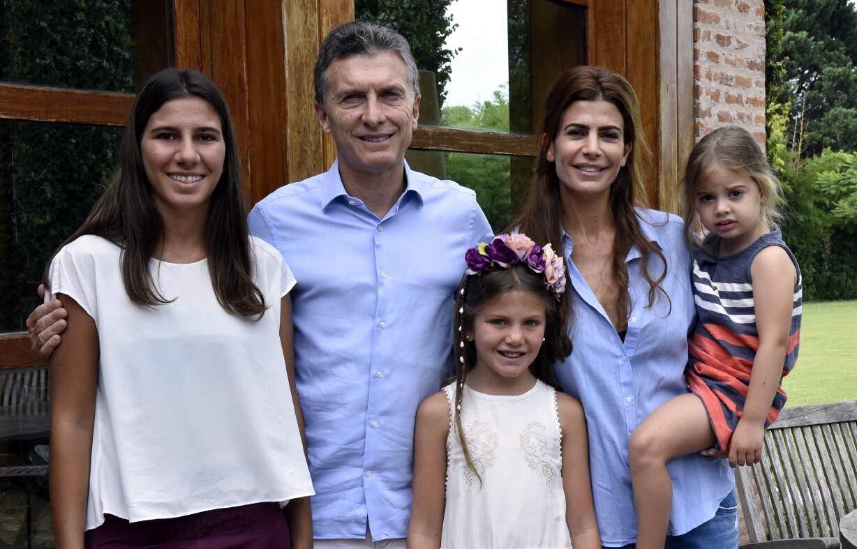  Macri, su esposa e hija junto a Iara y Kala Nisman.