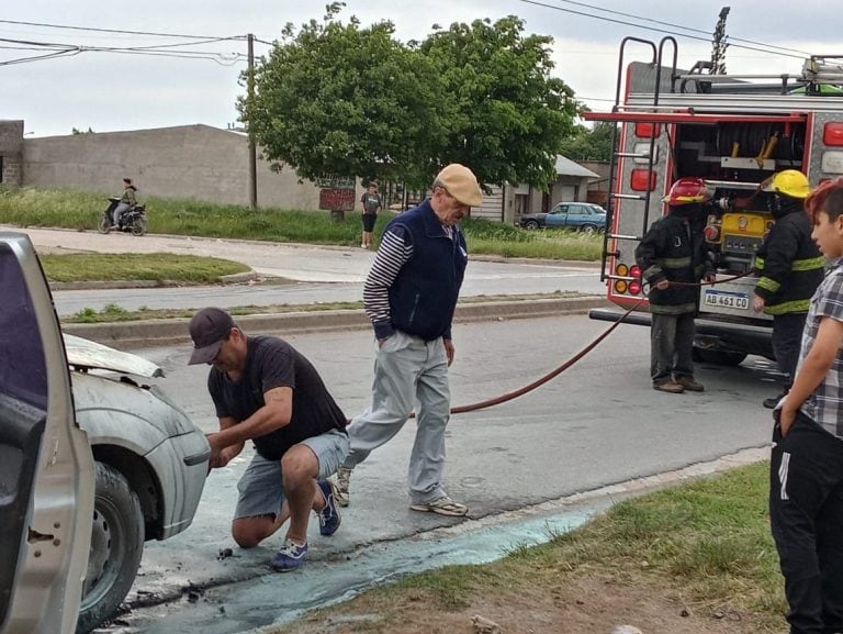 Vehículo incendiado sobre avenida Güemes