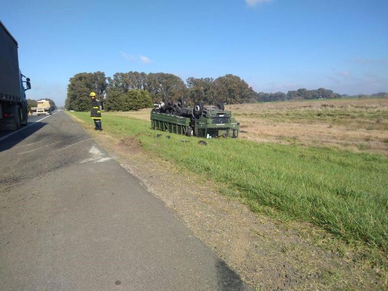 El camión del ejército quedó dado vuelta al costado de la Ruta 3.