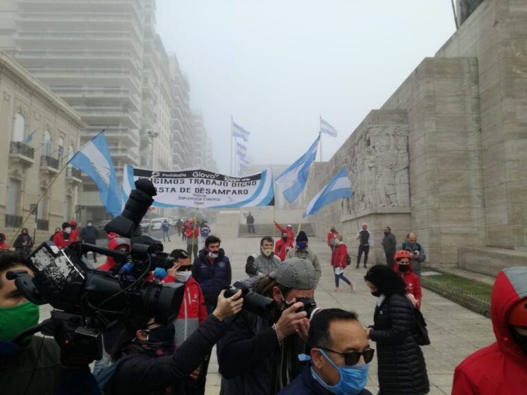 Interrupción del acto del Día de la Bandera por parte de trabajadores de apps (Radio 2)