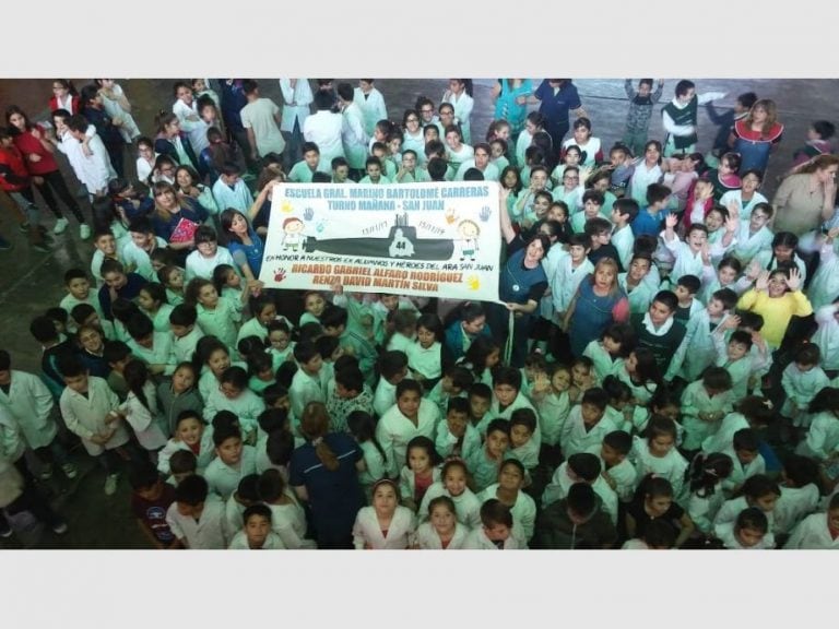 Los alumnos de primaria decoraron una bandera para dos de los sanjuaninos que fueron a esa escuela.