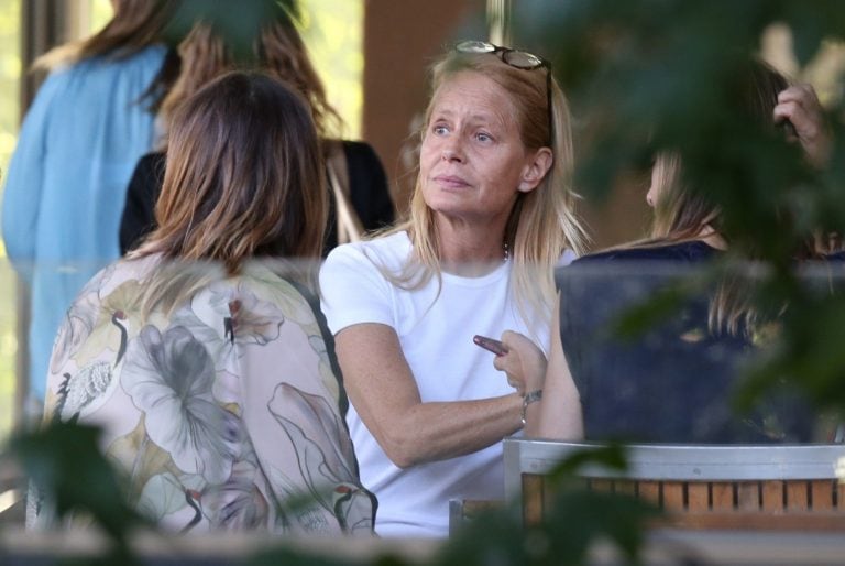 La EX mujer del expresidente de Argentina Carlos Saúl Menem, Cecilia Bolocco, toma café en la clínica Las Condes, en Santiago (EFE/Alberto Peña)