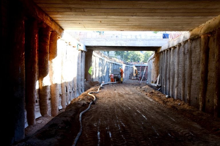 Ya pavimentaron las rampas de acceso y egreso al túnel.