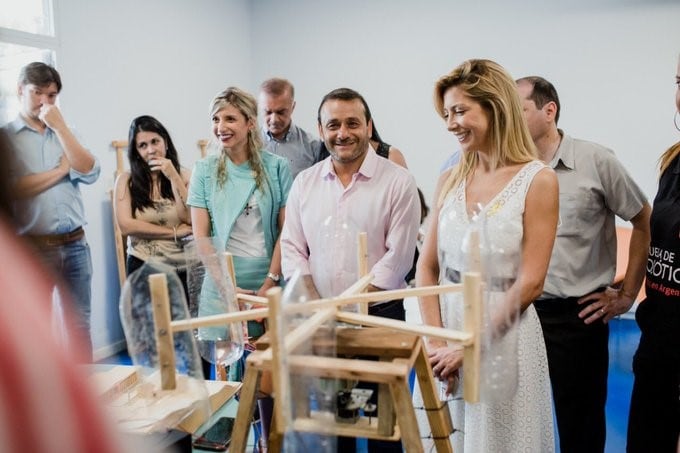 Fabiola Yañez en la Escuela de Robótica junto al gobernador electo Oscar Herrera Ahuad. (Misiones Online)