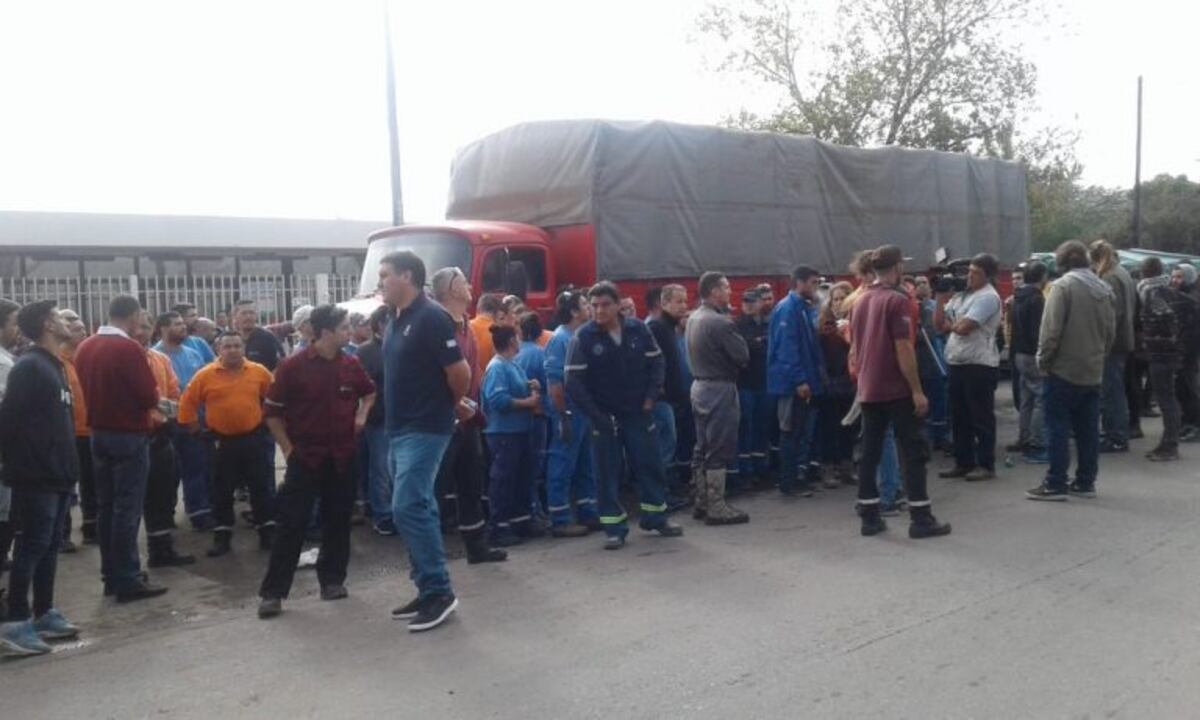 Hubo tensión entre empleados y despedidos de la firma Electrolux