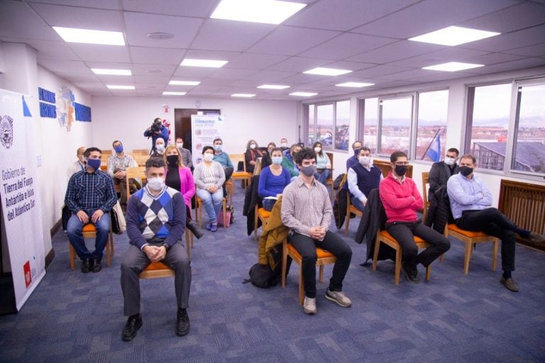 Personal de la Unidad de Cuidados Intensivos del HRU en videoconferencia.