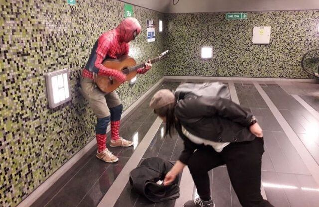 Uno de los hijos de Carlos Enrique Ortiz, Ismael, se gana la vida tocando la guitarra en el subte disfrazado del Hombre Araña.