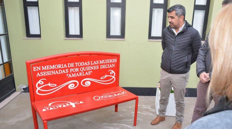 El Banco Rojo inaugurado en la Oficina de Turismo (Vía Santa Rosa)