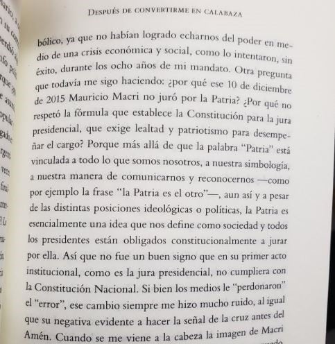 En su libro, Cristina Kirchner apunta contra Mauricio Macri. (Twitter)