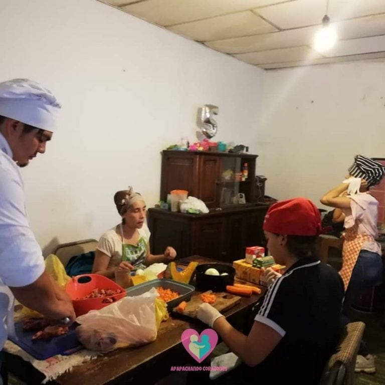 Voluntarios de "Apapachando corazones"