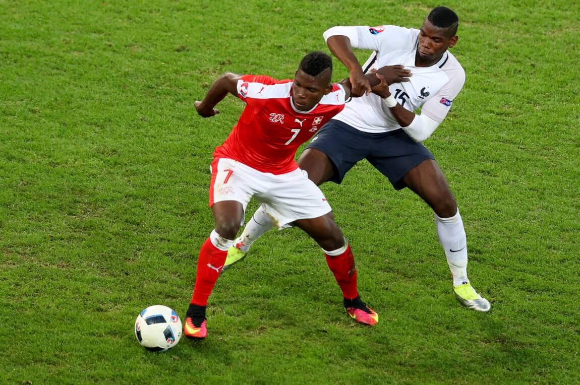 Un joven Embolo participando de la Eurocopa de 2016, lo marca la figura mundial, Paul Pogba. 