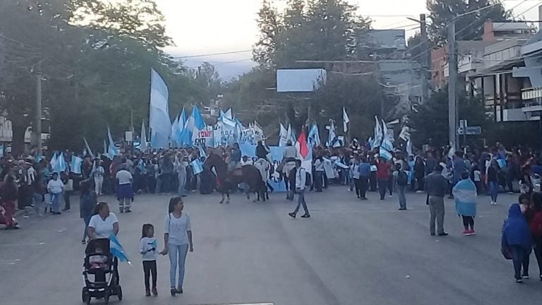 Todo listo, minutos previos al inicio de la marcha "Si se puede" sobre la avenida Córdoba.