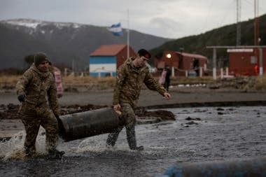 Los marinos arriban a la bahía Buen Suceso con víveres Fuente: LA NACION - Crédito: Santiago Filipuzzi / Enviado Especial.