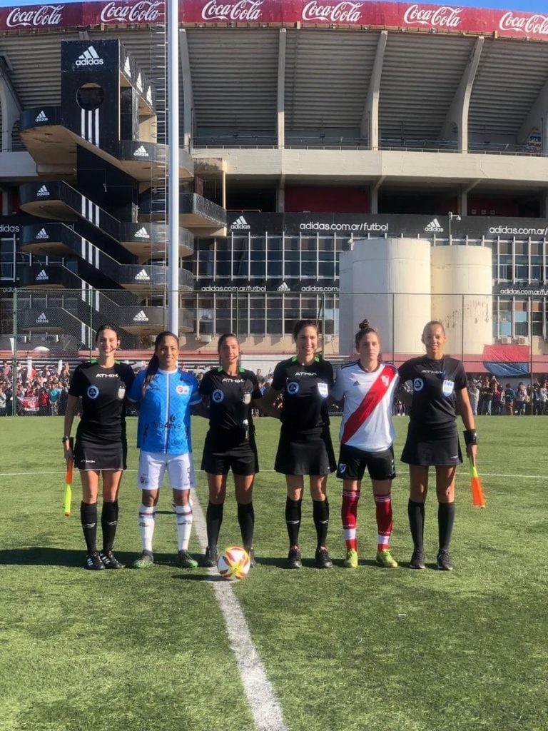 Las capitanas antes del partido (Foto: ESPN)