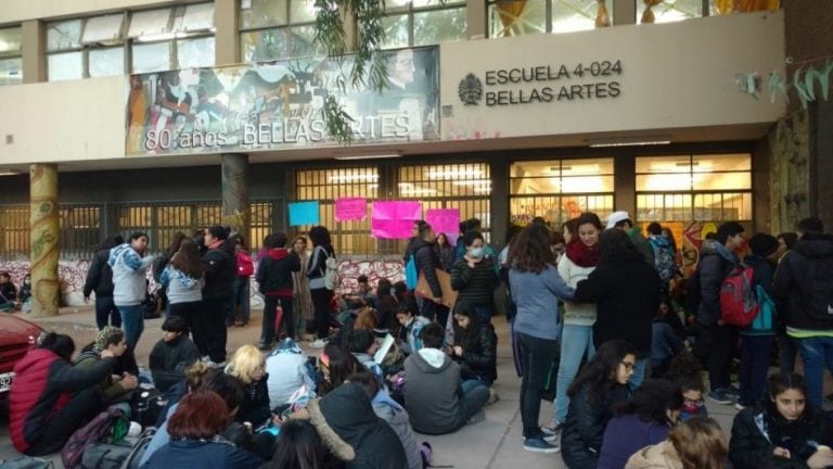 Alumnos hicieron una sentada en reclamo a la Dirección General de Escuelas. Foto: Ignacio Blanco/ Los Andes)