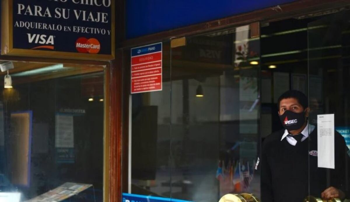 Los bancos advierten que no se podrá comprar dólares hasta octubre