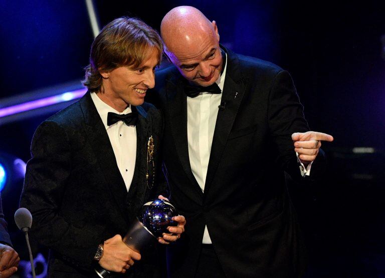 Modric, tras recibir el premio de manos de Gianni Infantino. Foto: EFE.