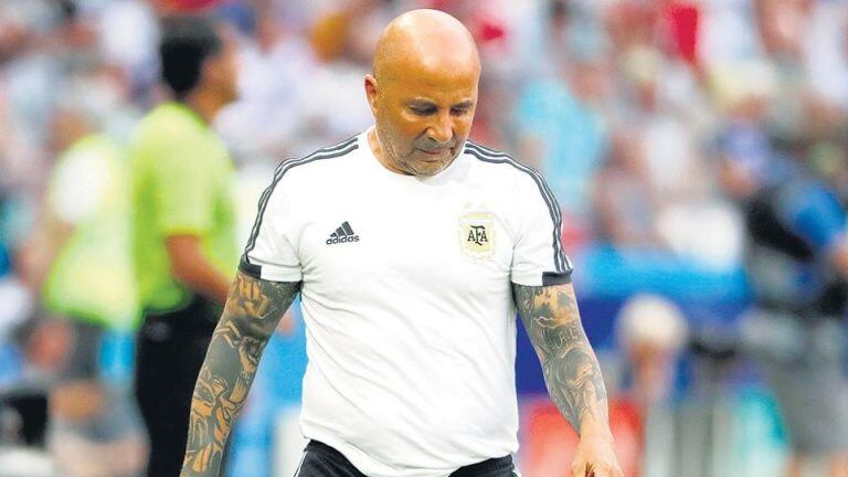 Un día antes del final del Mundial en el que fracasó, Sampaoli arregló su salida de la Selección. Cierre cantado.