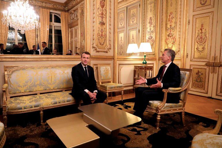 French President Emmanuel Macron speaks with his Argentine counterpart Mauricio Macri during a meeting at the Elysee Palace in Paris on January 26, 2018. / AFP PHOTO / POOL / ludovic MARIN