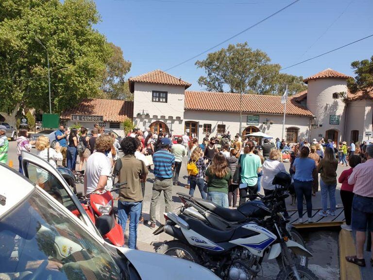 Autoconvoclaados al frente de la Oficina de Turismo de La Cumbre. (Foto: gentileza Claudia Cepeda).