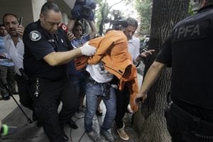 DYN03 BUENOS AIRES 31/01/2017 , UNA MUJER RESULTÓ HERIDA CON CORTES EN LA CARA AL CAER SOBRE UNA MESA VIDRIADA TRAS SER AGREDIDA POR UN MÉDICO ANESTESISTA, QUIEN QUEDÓ DETENIDO, EN UN DEPARTAMENTO DEL BARRIO PORTEÑO DE PALERMO.FOTO:DYN/ALBERTO RAGGIO.