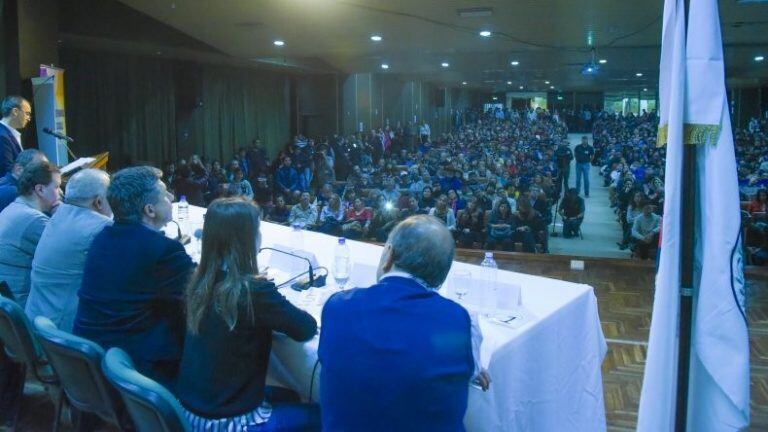 El aula Magna estuvo colmada en el debate