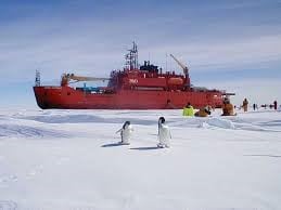 "Aurora Australis" en cercanías de Base Mawson.